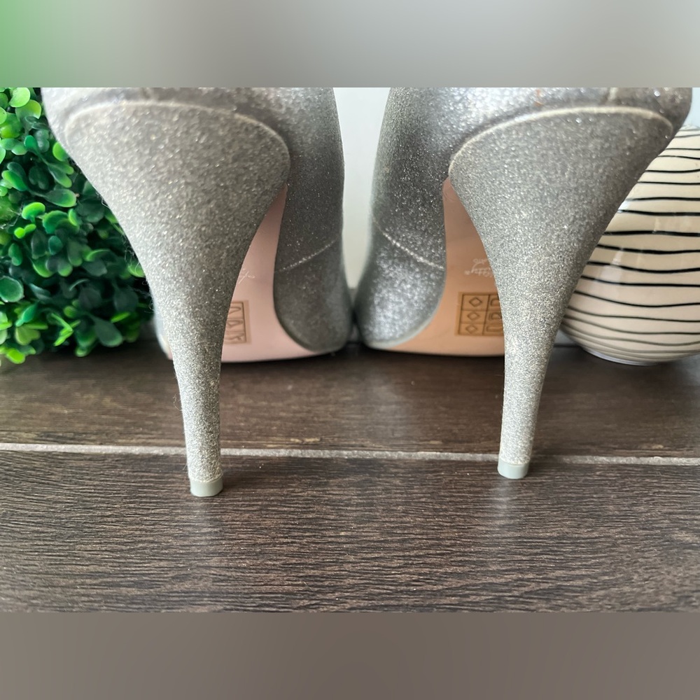 Hello Kitty Glittery Silver Bow Heels Peep Toe Charms Size 9 - Picture 8 of 13